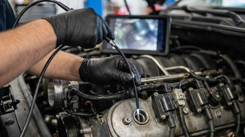 Процесс видеоэндоскопии цилиндров двигателя на задиры