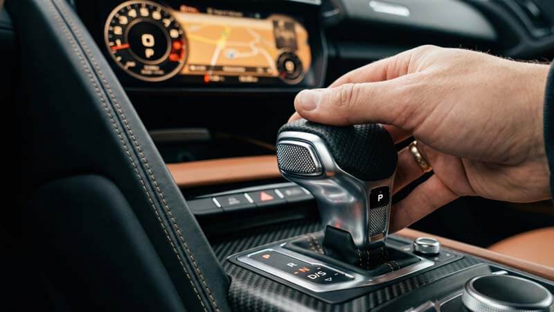 Селектор коробки передач в салоне премиального авто
