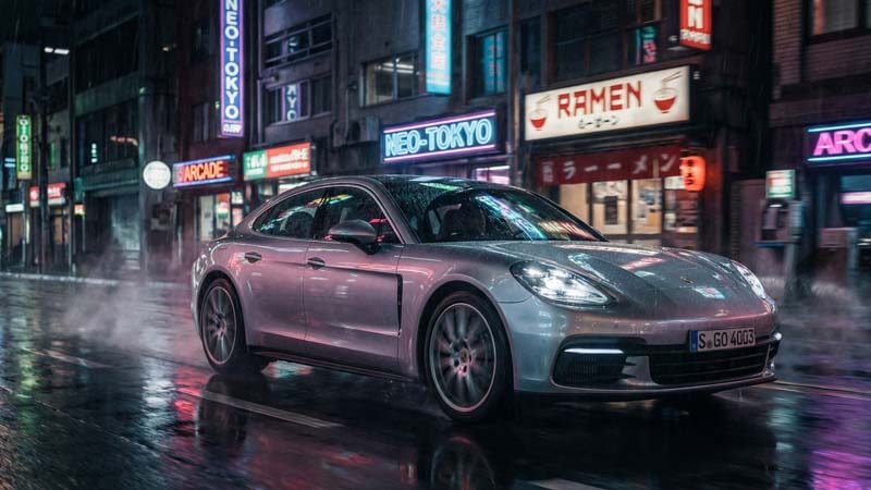 Серебристый Porsche Panamera на ночной улице